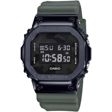 Ρολόι Casio 5600 Series GM-5600B-3ER με χακί καουτσούκ λουράκι και μαύρο καντράν 49.6×43.2mm σε τετράγωνο σχημα.